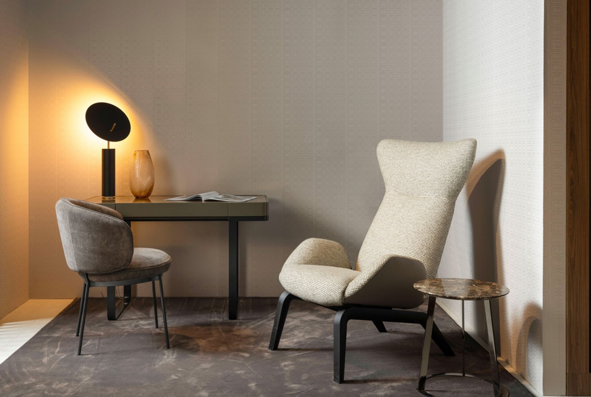 L’Imperio Writing Desk ispirato all’omonima piazza di Lisbona dal lungo lato quadrato è un’alta scrivania dal piano indipendente che può essere arricchito da diverse finiture pregiate, come il marmo o il vetro retroverniciato.‎ Un cassetto centrale divide la sua simmetria laterale sorretta da lunghe gambe in metallo.‎
La collezione Plaza racconta un viaggio metaforico tra le capitali europee interpretandone le piazze urbane più iconiche, e si compone di tavoli, sedute, cabinet, writing desk e consolle, progettati non solo per la dimensione domestica più intima, ma anche per gli spazi dinamici dell’accoglienza.‎‎