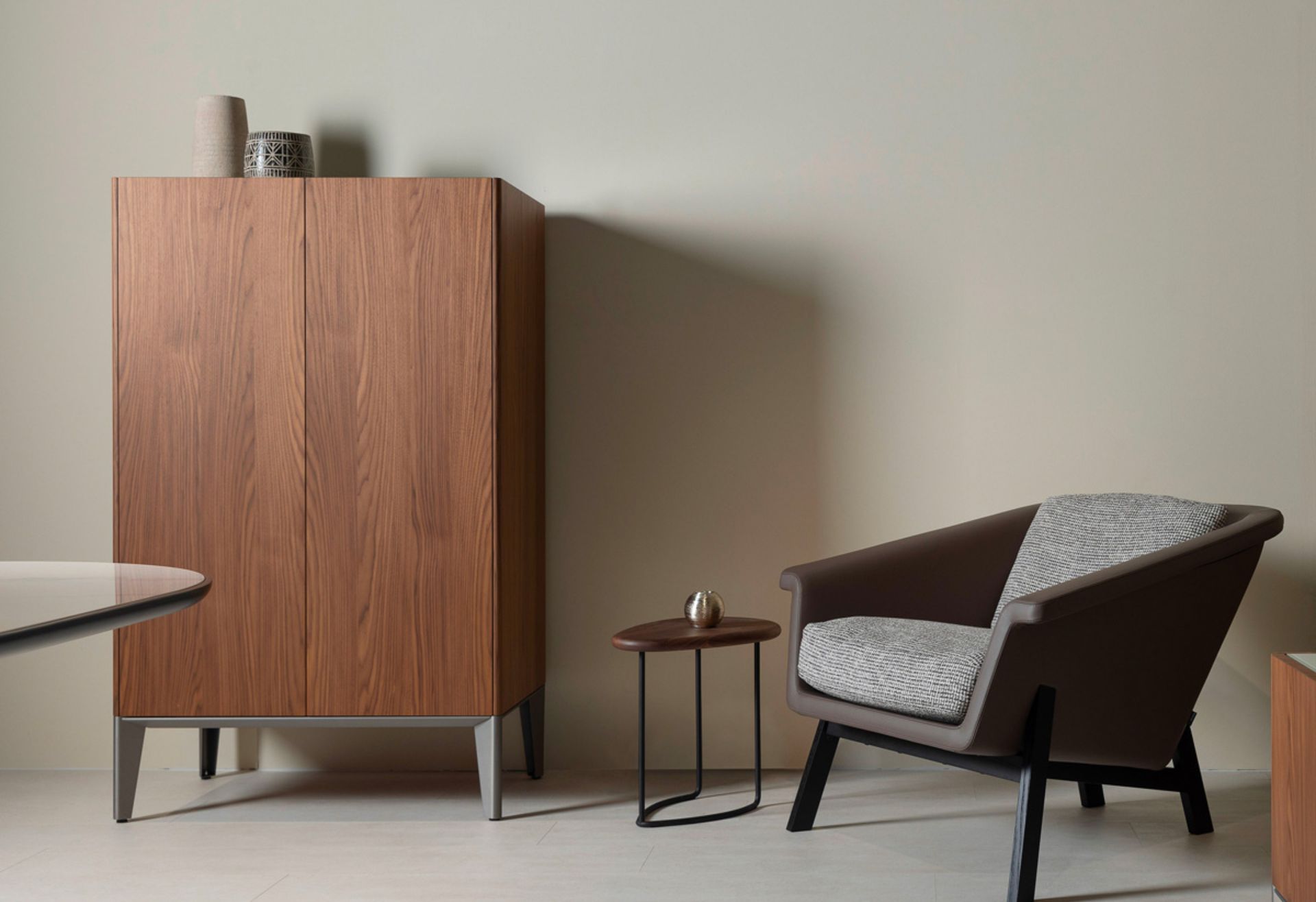 Il Dam cabinet di forma rettangolare come la famosa piazza di Amsterdam, presenta delle ante in legno dalle varie finiture, come ad esempio il frassino nero, dall’apertura a libro, che possono essere separate da un cassetto centrale nella versione Low che nasconde un ulteriore elemento contenitore.‎ La parte metallica segue tutto il basso perimetro del cabinet e termina in quattro piedi agli angoli esterni.‎ La collezione Dam cabinet si arricchisce di ulteriori elementi dalle diverse dimensioni, come il mobile buffet ed il cabinet bar.‎
La collezione Plaza racconta un viaggio metaforico tra le capitali europee interpretandone le piazze urbane più iconiche, e si compone di tavoli, sedute, cabinet, writing desk e consolle, progettati non solo per la dimensione domestica più intima, ma anche per gli spazi dinamici dell’accoglienza.
