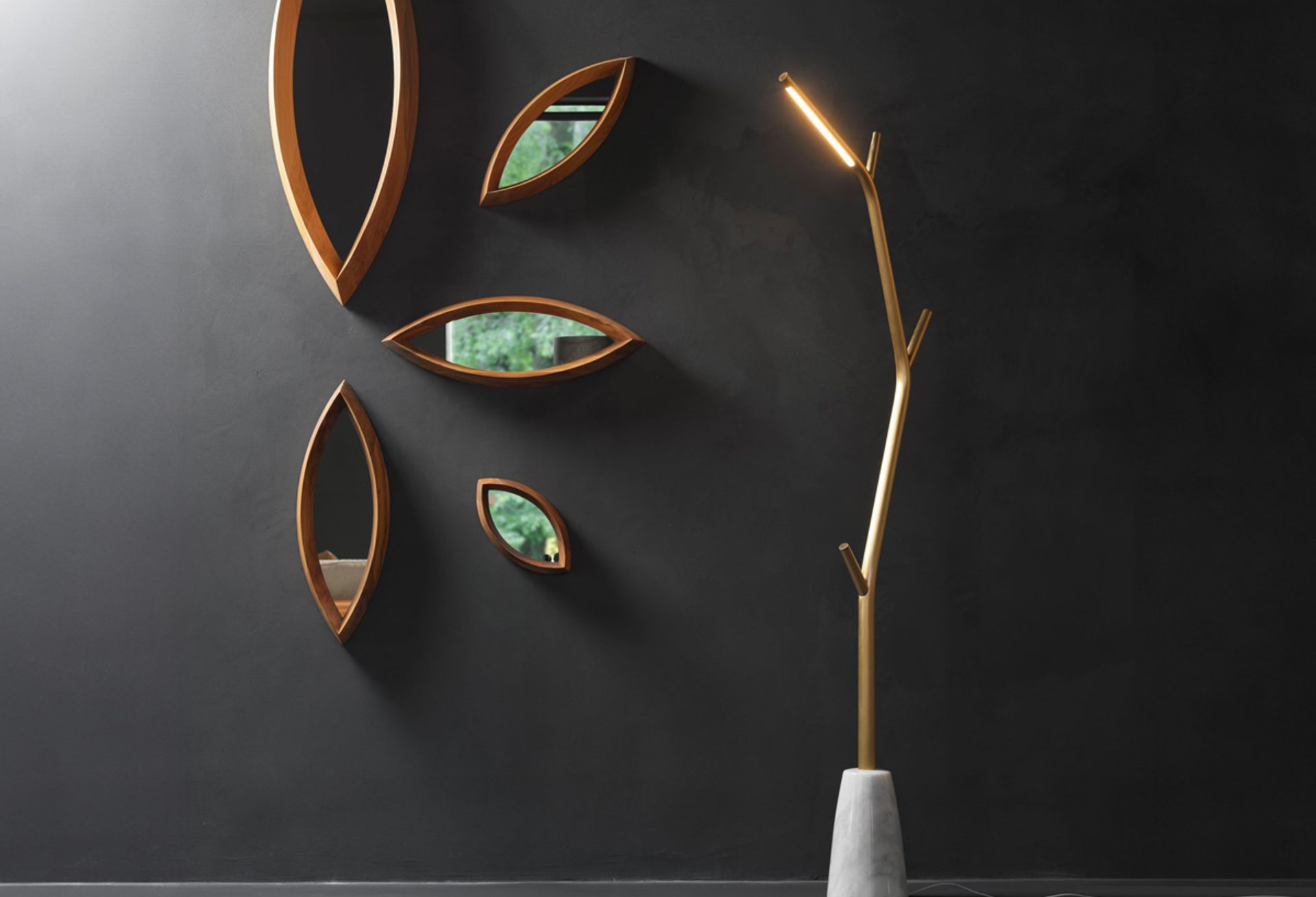 Aira è una lampada da terra a LED con struttura in ottone verniciato oro e base in marmo.‎ Con Aira la Natura entra nelle case e regala una nuova immagine di Bellezza, rompendo i classici schemi del lusso.‎ “In molte culture il ramo di un albero è carico di valori simbolici legati alla Natura e alla Spiritualità. L’idea di trasformare un ramo in una sorgente luminosa nasce dalla volontà di amplificare questa valenza positiva e creare un oggetto funzionale che al contempo possa fungere da stimolo per l’anima.” (cit. Marcantonio)