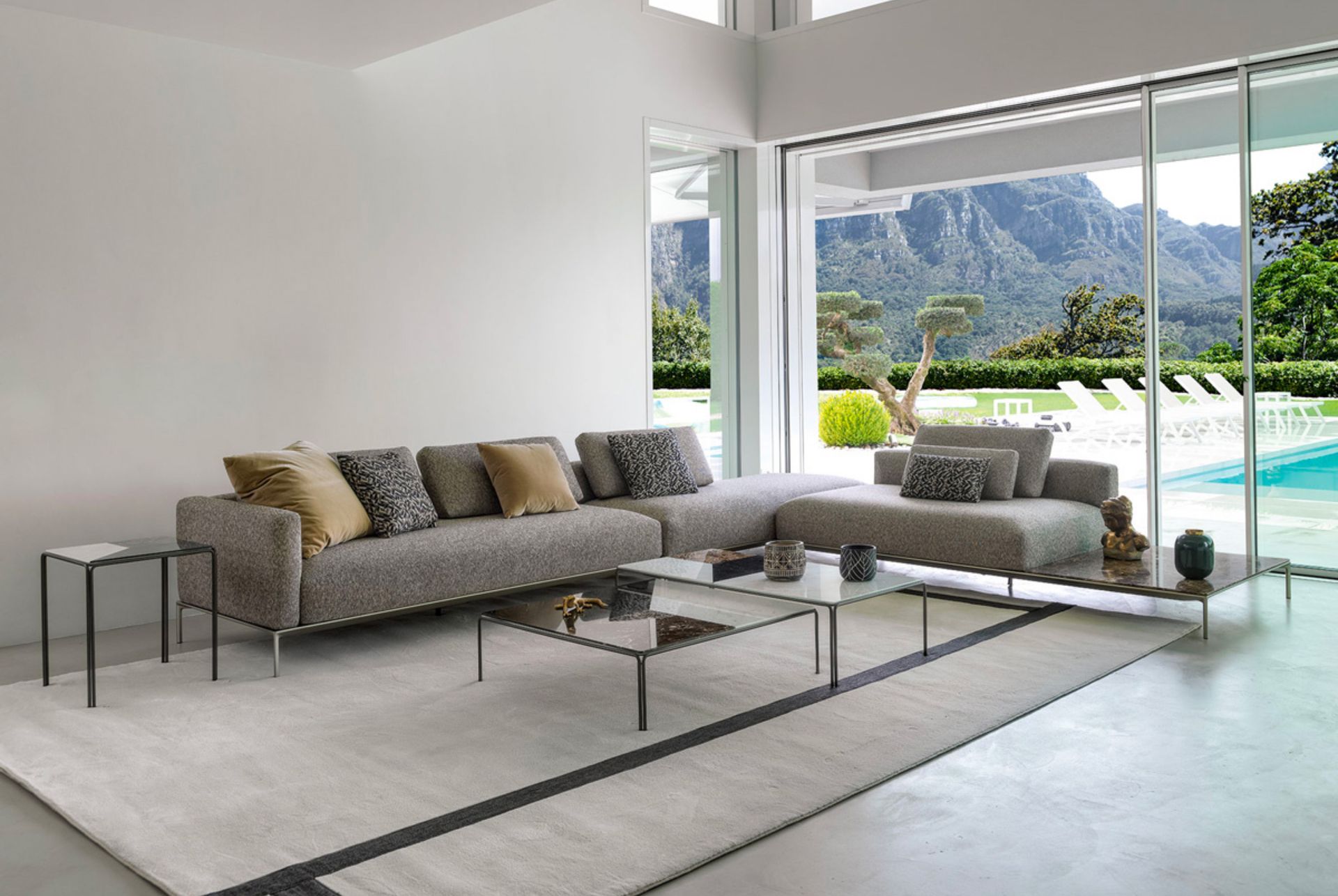 Dizzy è una delle cinque famiglie della Collezione di divani componibili JAZZ, il sistema di imbottiti pensato e realizzato da Horm insieme alla coppia di designers Roberto Palomba e Ludovica Serafini. Il telaio in alluminio (brevetto Horm), leggero ed ecologico, su cui si innestano tutti gli elementi imbottiti, è il tratto distintivo e il comune denominatore della Collezione, espressione dell’alta artigianalità sartoriale del Made in Italy. Le varie tipologie di seduta e le imbottiture a quote differenziate di portanza sono studiate per garantire il massimo comfort. Dizzy viene declinato con il piede alto e sottile in alluminio, che solleva tutta la struttura di 13 cm da terra, ed è disponibile in due profondità di seduta: 90 o 105 centimetri.