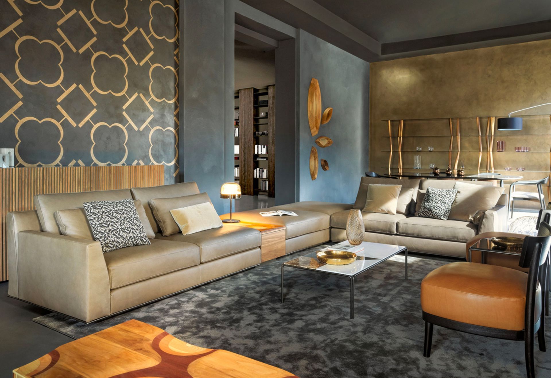 Ellington è una delle cinque famiglie della Collezione di divani componibili JAZZ, il sistema di imbottiti pensato e realizzato da Horm insieme alla coppia di designers Roberto Palomba e Ludovica Serafini. Il telaio in alluminio (brevetto Horm), leggero ed ecologico, su cui si innestano tutti gli elementi imbottiti, è il tratto distintivo e il comune denominatore della Collezione, espressione dell’alta artigianalità sartoriale del Made in Italy. Le varie tipologie di seduta e le imbottiture a quote differenziate di portanza sono studiate per garantire il massimo comfort. Ellington, con i suoi volumi ben proporzionati, rappresenta la tipologia più classica e rassicurante del divano, alto da terra solamente 3 cm.
