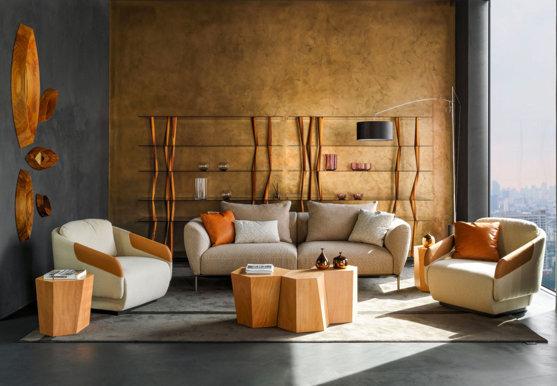 Pensato come un sistema di sedute confortevole e da conversazione, Ella è un divano componibile dalla forte presenza scenica, dalle forme morbide, generose e sensuali, estremamente femminili. Il suo design trae ispirazione dai grandi maestri del jazz, in particolare da Ella Fitzgerald la cui arte incarnava un connubio perfetto di raffinatezza e forza, nonché una femminilità tanto elegante quanto vibrante.