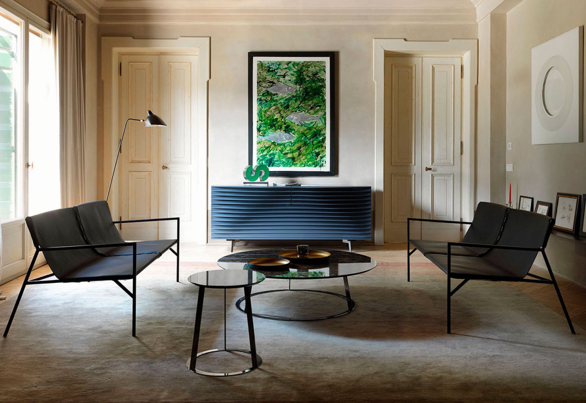 La collezione Tout le Jour nasce dalla collaborazione tra Horm e Marc Thorpe ed è strutturata in un divano, una lounge, una sedia ed un tavolino. La sensibilità della collezione è radicata nell'onestà dei materiali e delle strutture utilizzate per la produzione degli arredi: Una combinazione di metallo, cuoio e marmo, sintetizzate in un elegante ritmo delle proporzioni e dettagli.