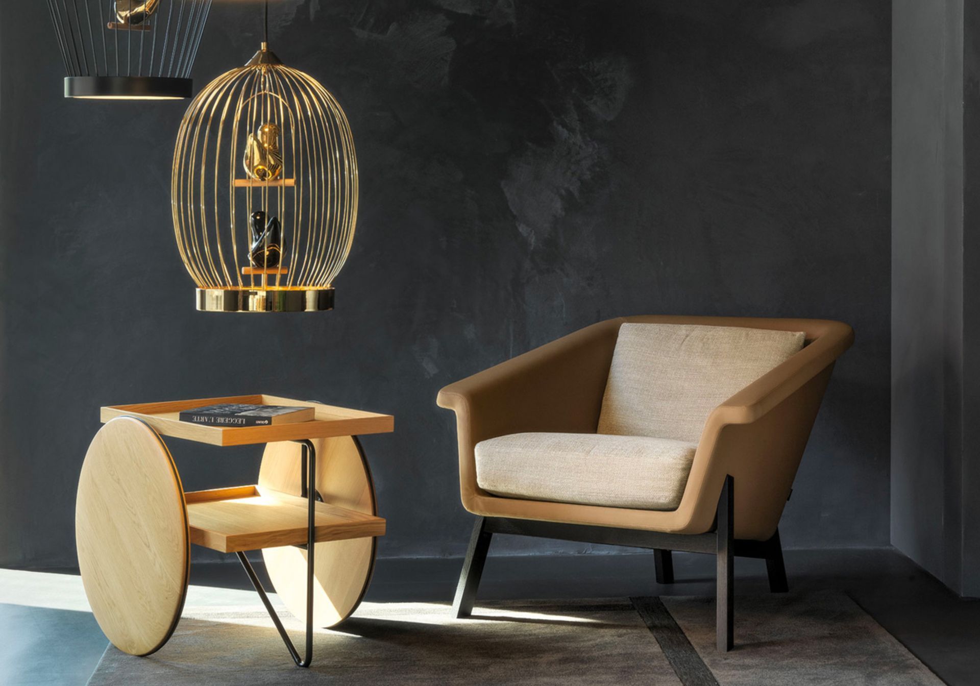 Sienna è una poltroncina comoda e avvolgente. Il supporto in legno riprende le linee anni settanta svedesi. Uno stile essenziale e versatile, adatto agli ambienti più eleganti e raffinati, fino ad arrivare a quelli più contemporanei, moderni ed originali.
