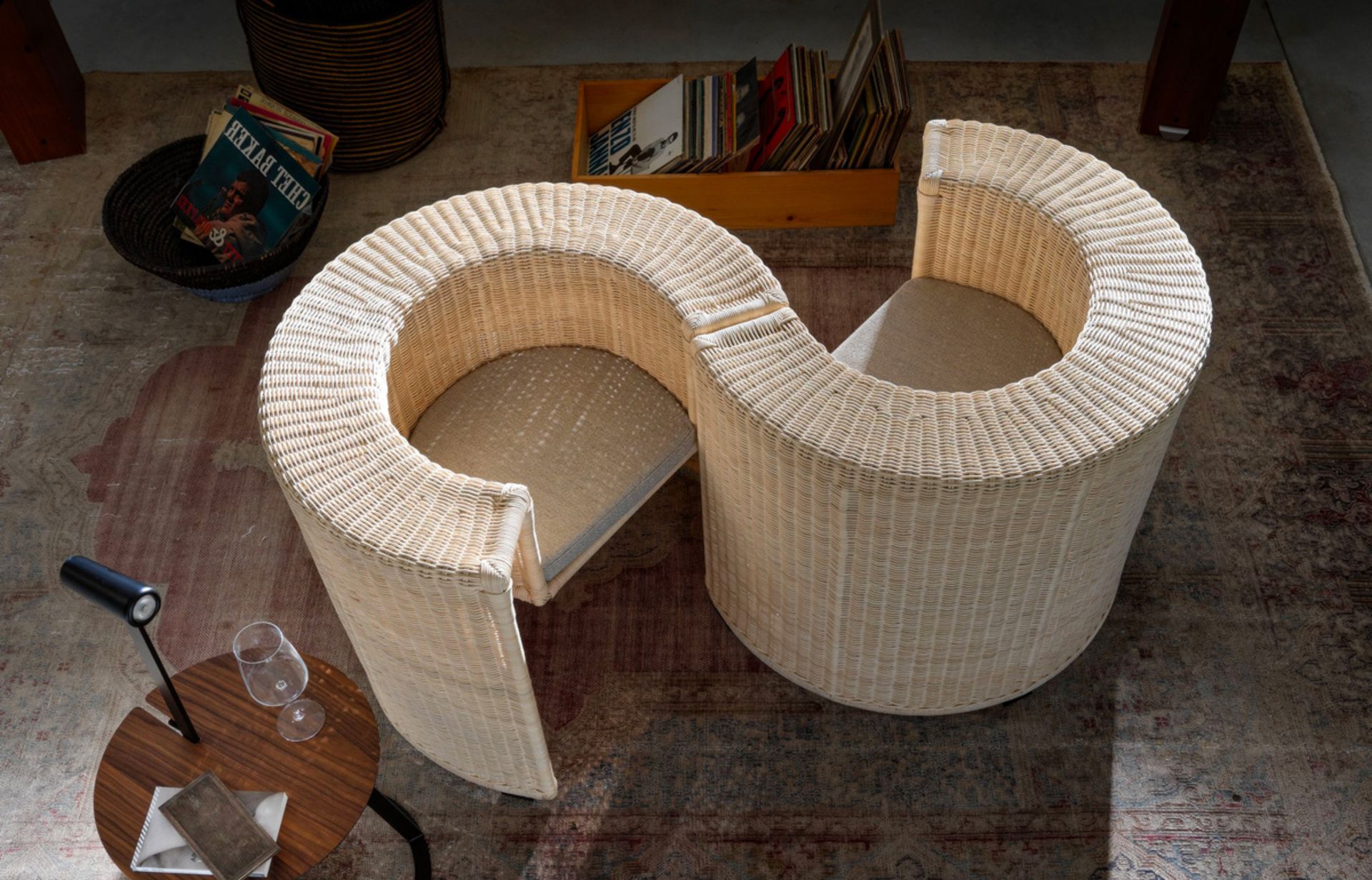 Il segno tipico delle architetture di Mario Botta, caratterizzato da volumi geometrici puri sapientemente interconnessi tra loro, è ben visibile sulla poltroncina Charlotte. L’elemento cilindrico è il punto di partenza che, nella sezione superiore, si prolunga all'interno fino a creare una seduta che sembra sospesa nel nulla. I volumi assoluti ma vuoti rendono Charlotte monolitica e al contempo leggera. Intrecciata a mano con midollino naturale dalla sezione sottile e sempre costante, Charlotte ha una linea adatta sia per ambienti domestici che commerciali.
