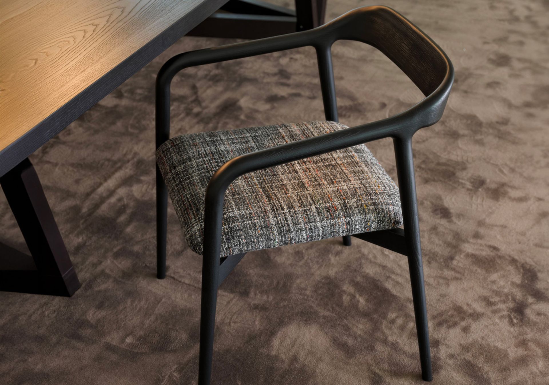 Poltroncina in massello di frassino ottenuta con una lavorazione tridimensionale del legno, utilizzando tecnologie complesse ed un’esperienza ebanistica di alto livello. Velasca rappresenta una vera sfida italiana nell'ambito dell’espressione dell’artigianalità, in grado di plasmare i prodotti in legno, come se fossero materiali sintetici. Velasca coniuga forma e funzione per uno stile senza tempo.