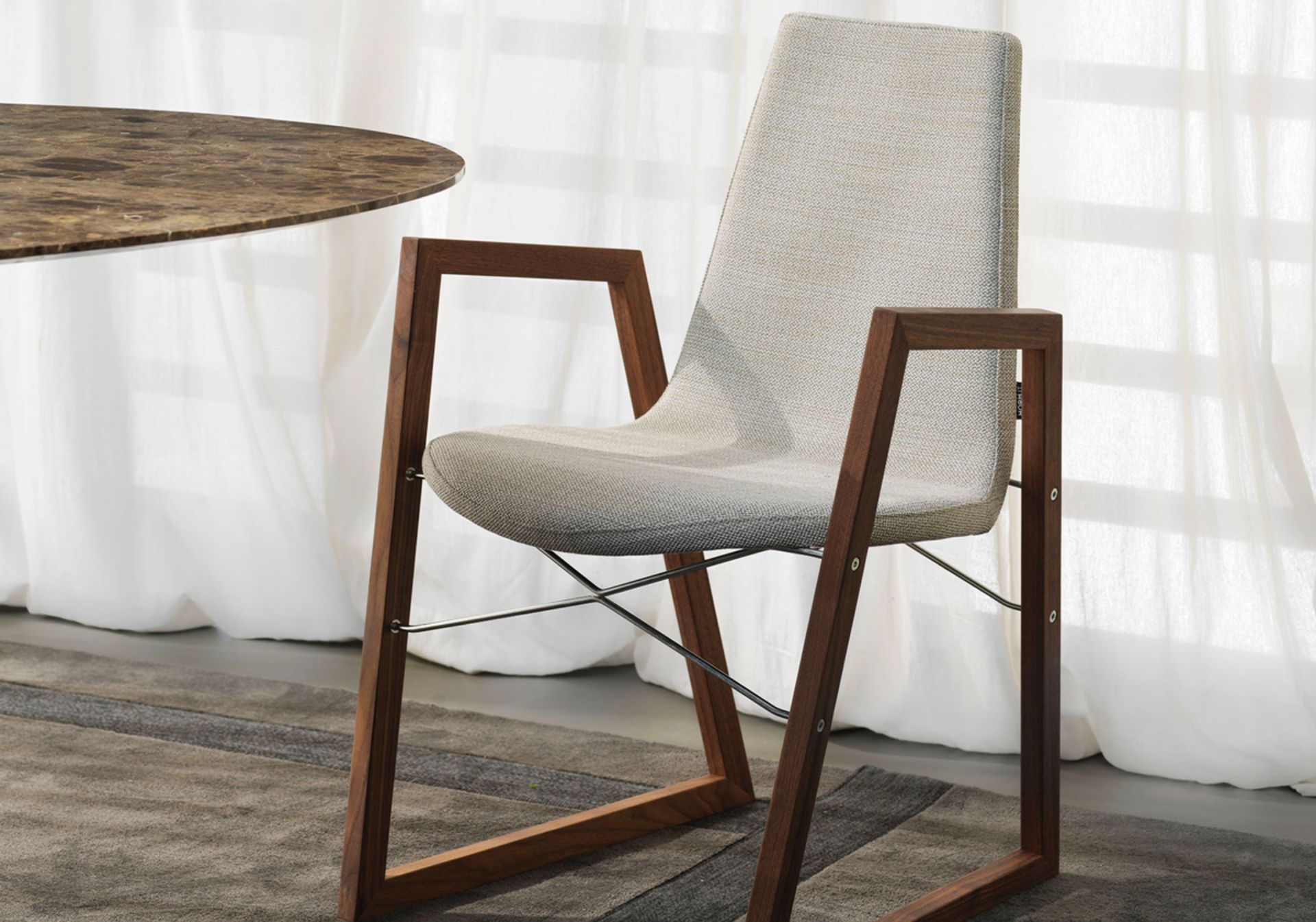 La sedia Ray, nata dall’abile matita di Orlandini Design nel 2010 come omaggio a Charles e Ray Eames, si fa grande e diventa Ray Poltroncina.‎ Il linguaggio originario viene amplificato dalle gambe che si prolungano divenendo braccioli.‎
