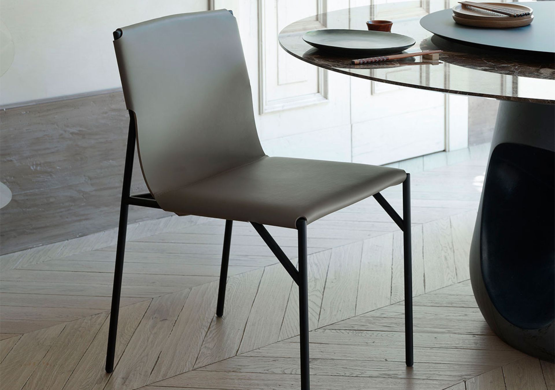 La collezione Tout le Jour nasce dalla collaborazione tra Horm e Marc Thorpe ed è strutturata in un divano, una lounge, una sedia ed un tavolino. La sensibilità della collezione è radicata nell'onestà dei materiali e delle strutture utilizzate per la produzione degli arredi: Una combinazione di metallo, cuoio e marmo, sintetizzate in un elegante ritmo delle proporzioni e dettagli.