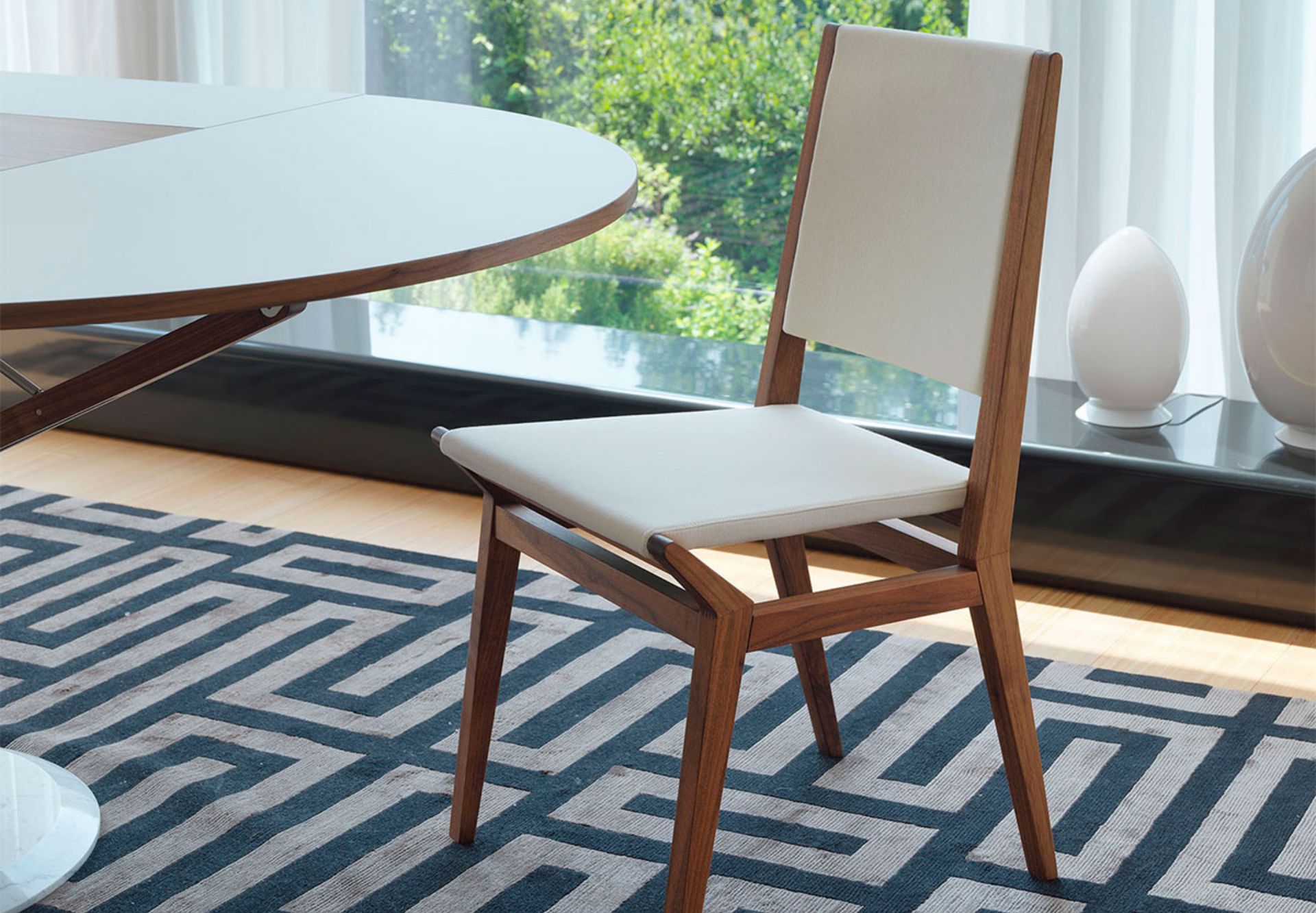 Simplicity is one of Tribeca's strengths. The comfortable sitting is composed of high-quality finely worked solid wood sides connected with cantilever beam on the lower side.