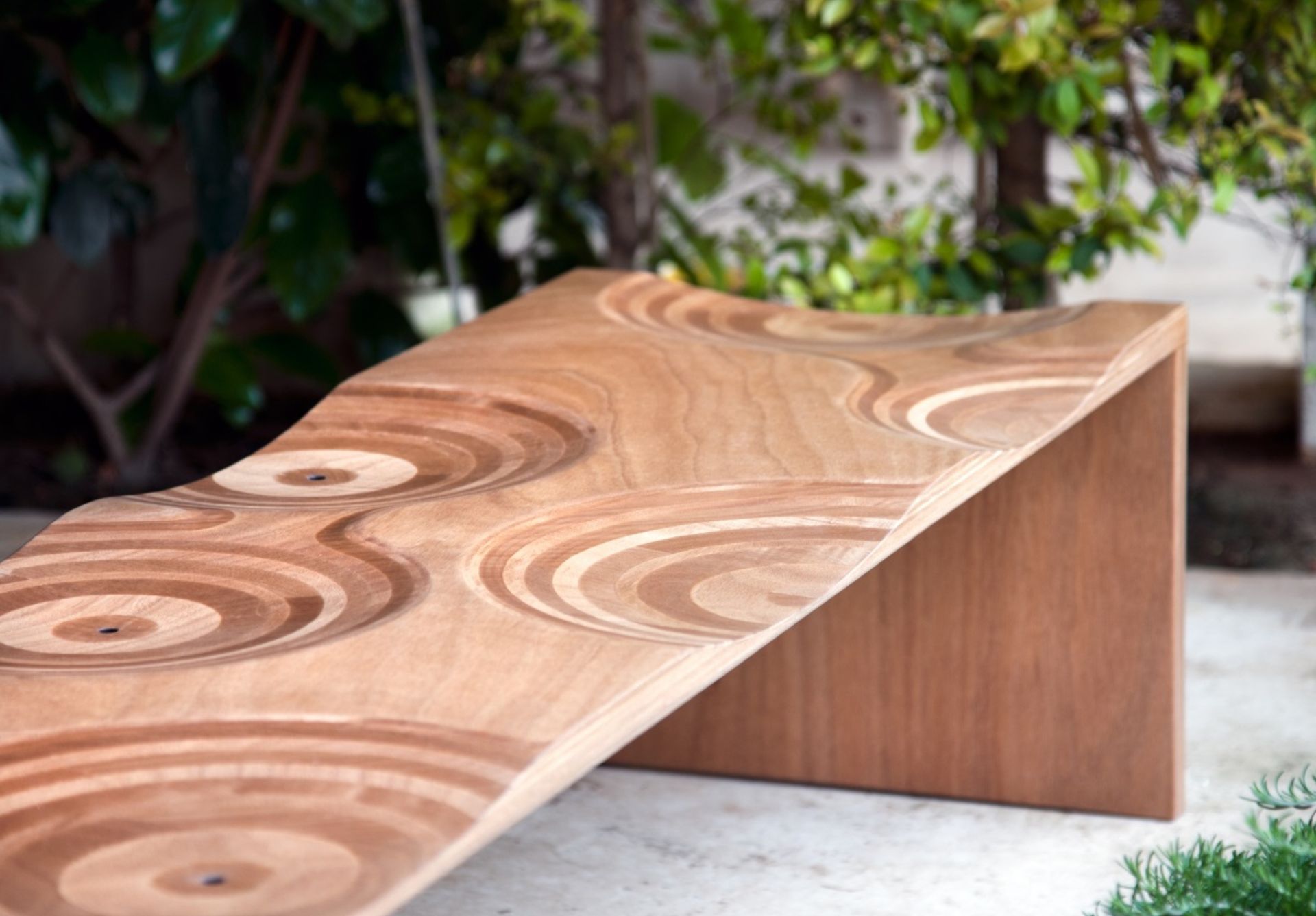 The Ripples bench, winner of the Golden Compass in 2004, changes its attire to become an outdoor bench by using okoume wood, also known as Gaboon, native of tropical West Africa and hence perfectly suited to withstand humidity or light rain. A recognised icon, its craftsmanship transmits the ever-delicate poetry of Toyo Ito.