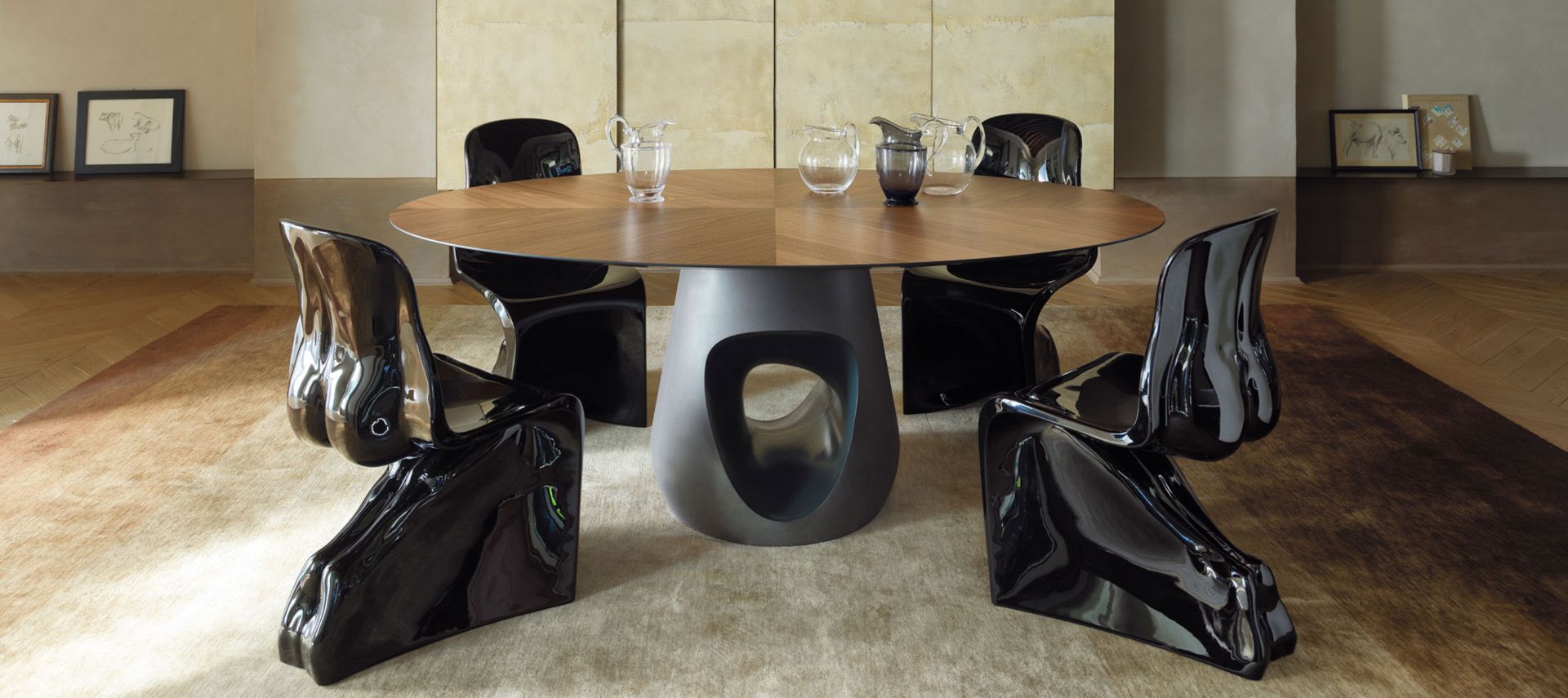 Barbara è un tavolo con top ovale o rotondo in noce o rovere e con basamento centrale in cemento. Il prodotto trae libera ispirazione dalle opere della scultrice inglese Jocelyn Barbara Hepworth (1903-1975), e dal suo incessante studio sulla relazione tra l’uomo, l’ambiente naturale ed i materiali. La forma scultorea, le dimensioni generose e i legni pregiati contribuiscono a dare al tavolo un aspetto lussuoso e contemporaneo, dall’indubbia personalità. Barbara è disponibile anche con top in marmo.