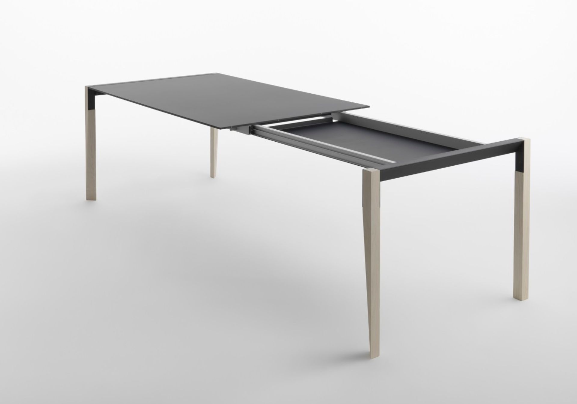 Tango è un tavolo elegante e versatile, disponibile in 9 misure nella versione estensibile con doppia allunga e in 16 dimensioni nella versione fissa. Due allunghe sono nascoste in un box integrato sotto il piano. Muovendosi attorno al tavolo, un asimmetrico cambio di forma delle gambe le fa sembrare sinuosamente danzanti. Questi dettagli uniti al sapiente uso di un materiale altamente innovativo come il Fenix, rendono Tango un prodotto funzionale e dal design universale.