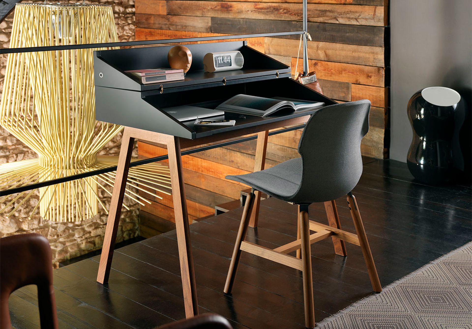 Bureau è un moderno scrittoio, per scrivere, ‘navigare’ (in Internet) o sognare (ad occhi aperti). E’ ideale per le piccole abitazioni in cui gli spazi diventano poli-funzionali. Bureau infatti si contraddistingue per la sua discrezione, grazie alla caratteristica di richiudersi su sé stesso, celando al suo interno la privacy del suo utilizzatore.
