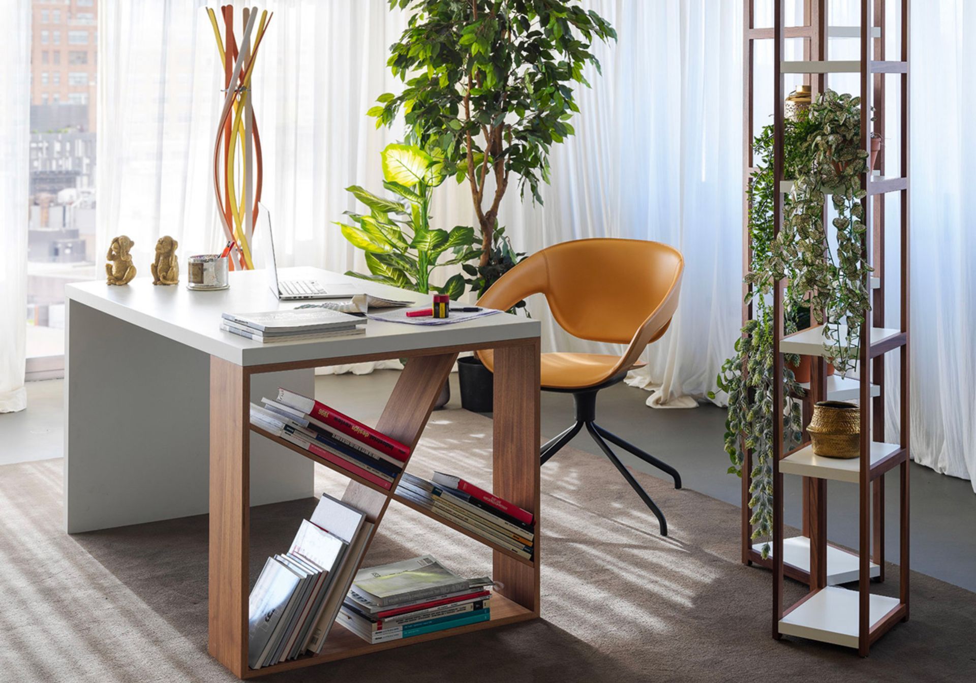 J-Table è caratterizzato da una gamba che gioca con linee ortogonali asimmetriche e che può essere utilizzata come libreria. Ricco di personalità, pur nel suo rigore formale, questo tavolo risponde ad esigenze di spazio diverse tra loro, in situazioni domestiche o di lavoro.