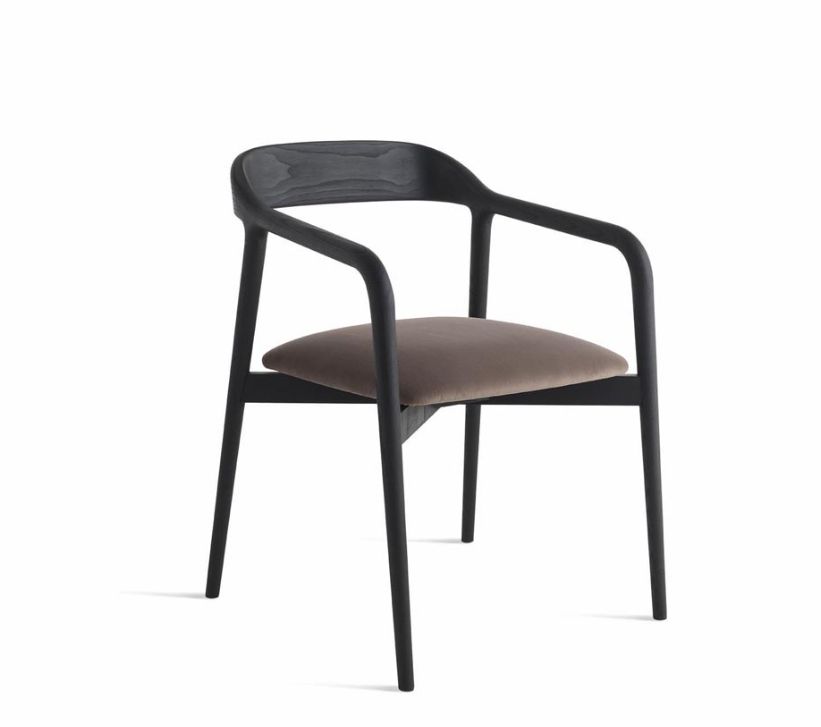 Velasca
Poltroncina in massello di frassino ottenuta con una lavorazione tridimensionale del legno, utilizzando tecnologie complesse ed un’esperienza ebanistica di alto livello. Velasca rappresenta una vera sfida italiana nell'ambito dell’espressione dell’artigianalità, in grado di plasmare i prodotti in legno, come se fossero materiali sintetici. Velasca coniuga forma e funzione per uno stile senza tempo.
