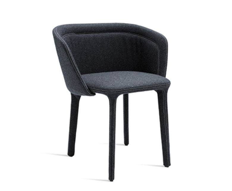 Lepel Poltroncina Liscia
Lepel è una sistema di sedute imbottite, interamente rivestite in tessuto o in pelle. La lavorazione artigianale e la possibilità di personalizzare le finiture – dai tessuti impiegati, alle cuciture a vista – rende questa seduta unica nel suo genere. Lepel, in Afrikkans vuol dire cucchiaio ed è proprio questa la funzione dello schienale, contenere e sostenere la seduta come un cucchiaio.