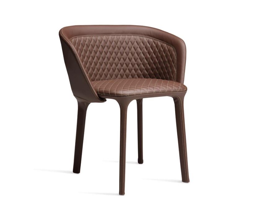 Lepel Poltroncina Trapuntata
Lepel è una sistema di sedute imbottite, interamente rivestite in tessuto o in pelle. La lavorazione artigianale e la possibilità di personalizzare le finiture – dai tessuti impiegati, alle cuciture a vista – rende questa seduta unica nel suo genere. Lepel, in Afrikkans vuol dire cucchiaio ed è proprio questa la funzione dello schienale, contenere e sostenere la seduta come un cucchiaio.
