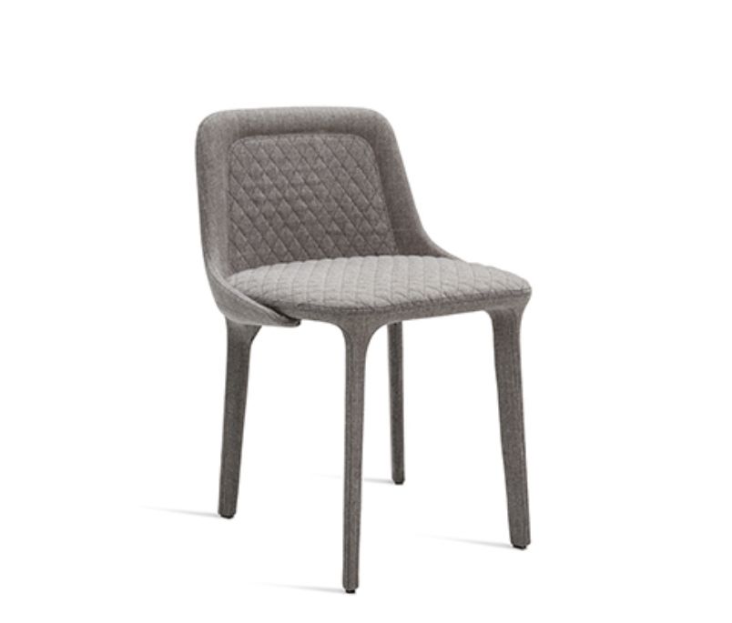 Lepel Sedia Trapuntata
Lepel è una sistema di sedute imbottite, interamente rivestite in tessuto o in pelle. La lavorazione artigianale e la possibilità di personalizzare le finiture – dai tessuti impiegati, alle cuciture a vista – rende questa seduta unica nel suo genere. Lepel, in Afrikkans vuol dire cucchiaio ed è proprio questa la funzione dello schienale, contenere e sostenere la seduta come un cucchiaio.
