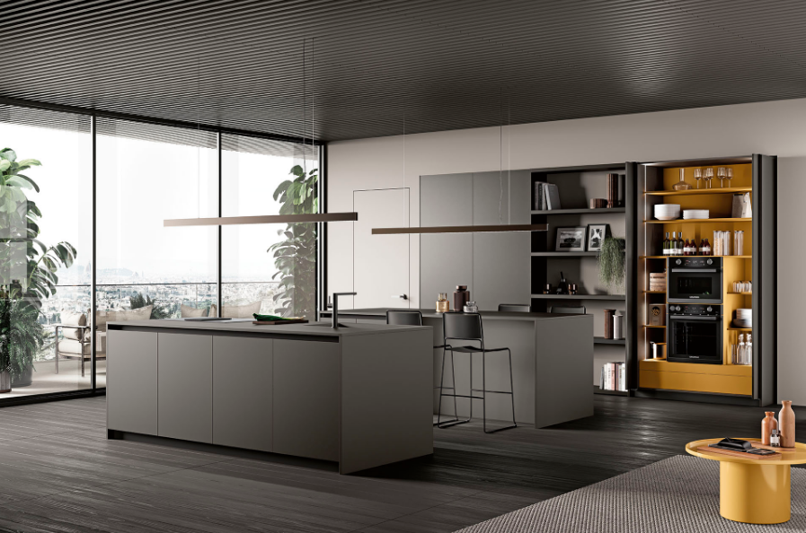 Il design dell’anta sagoma37 è razionale e minimalista, caratterizzato da gola piatta o sagomata e da una lavorazione inclinata a 37 gradi che permette di vivere la convivialità senza rinunciare al comfort. Una cucina dinamica che si apre anche ad accoglienti spazi living che esprimono eleganza e delicatezza, rendendo l’atmosfera accogliente con un tocco di modernità. L’ambiente domestico rende originale la tradizionalità dell’architettura con l’uso di una palette cromatica sapientemente calibrata e personalizzabile in tutte le colorazioni RAL.