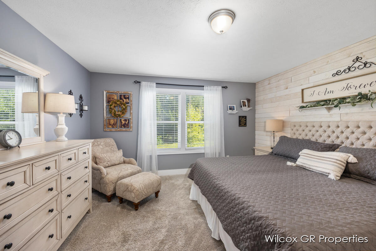 7849 High Knoll Drive - A bedroom with a bed , dresser , chair and mirror