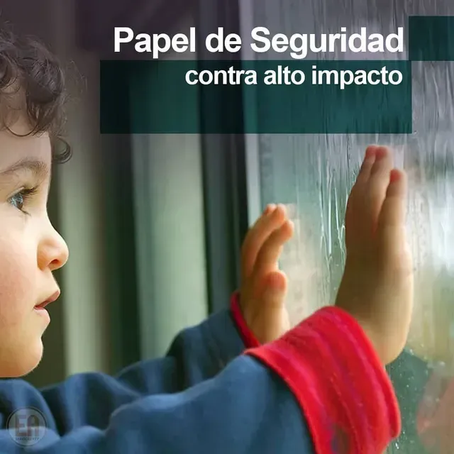 Niño tocando una ventana, con texto “Papel de Seguridad contra alto impacto”