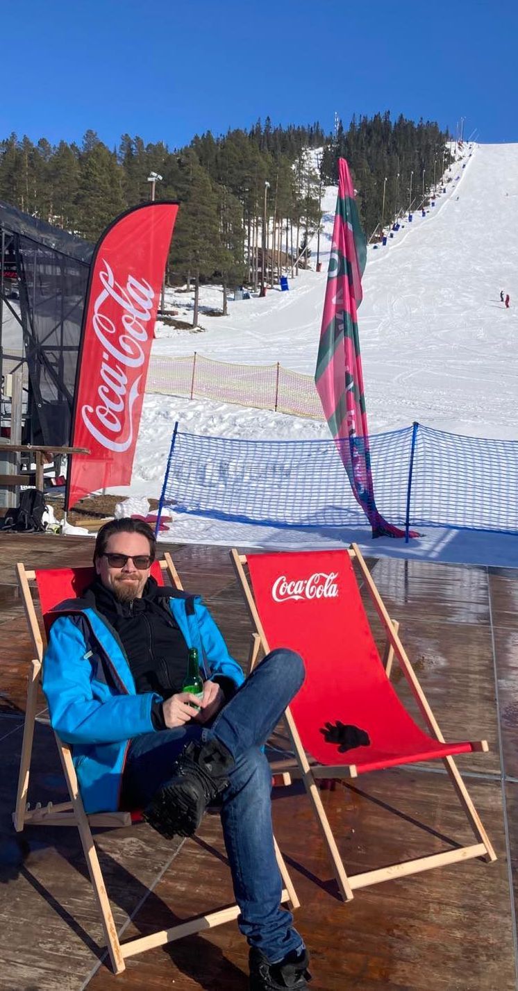founder_of_cola-zero.com_and_Klicket.se_Andreas-Johansson_afterski_sälen_coca-cola-flag_coca-cola-brassestol_carlsberg-alcoholfree-beer