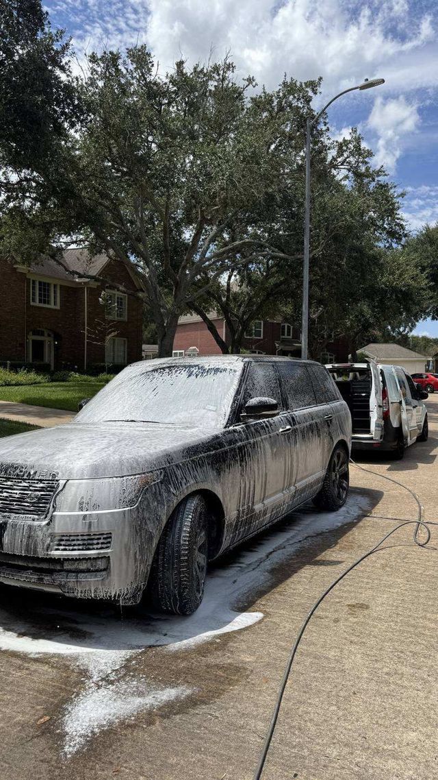 Range Rover covered in foam during a driveway wash, Ongowash mobile detailing serving Fulshear, TX