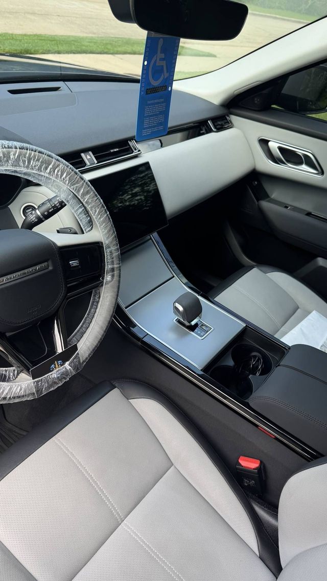 Range Rover Velar interior with clean light leather and touchscreens, Ongowash mobile detailing serving Bellaire, TX