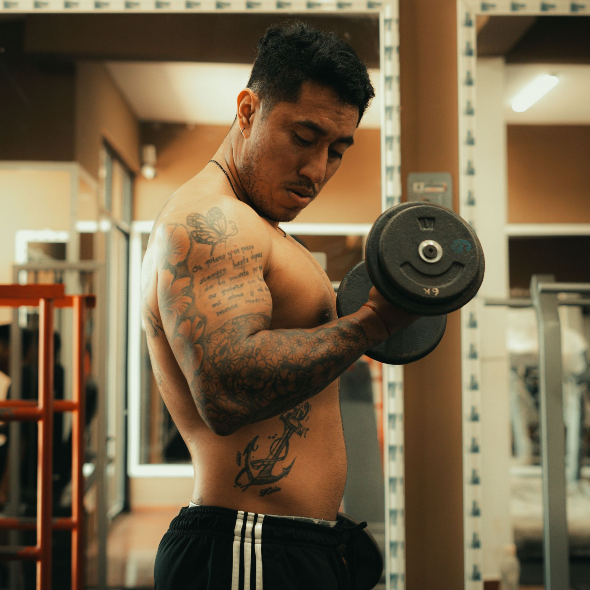 man with healed tattoos getting back to the gym