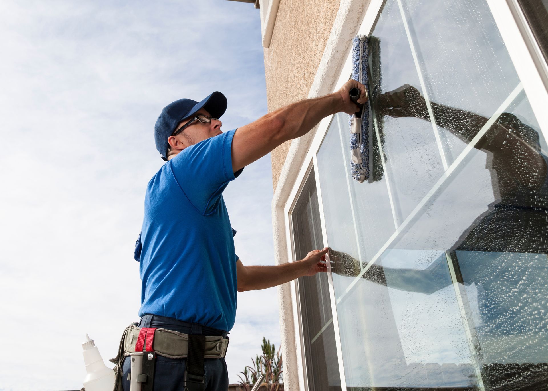 A professional window cleaner in Vernon hills, il