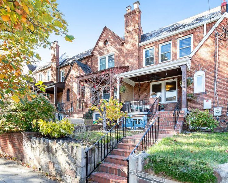 Historic Washington DC rowhouses with colorful facades