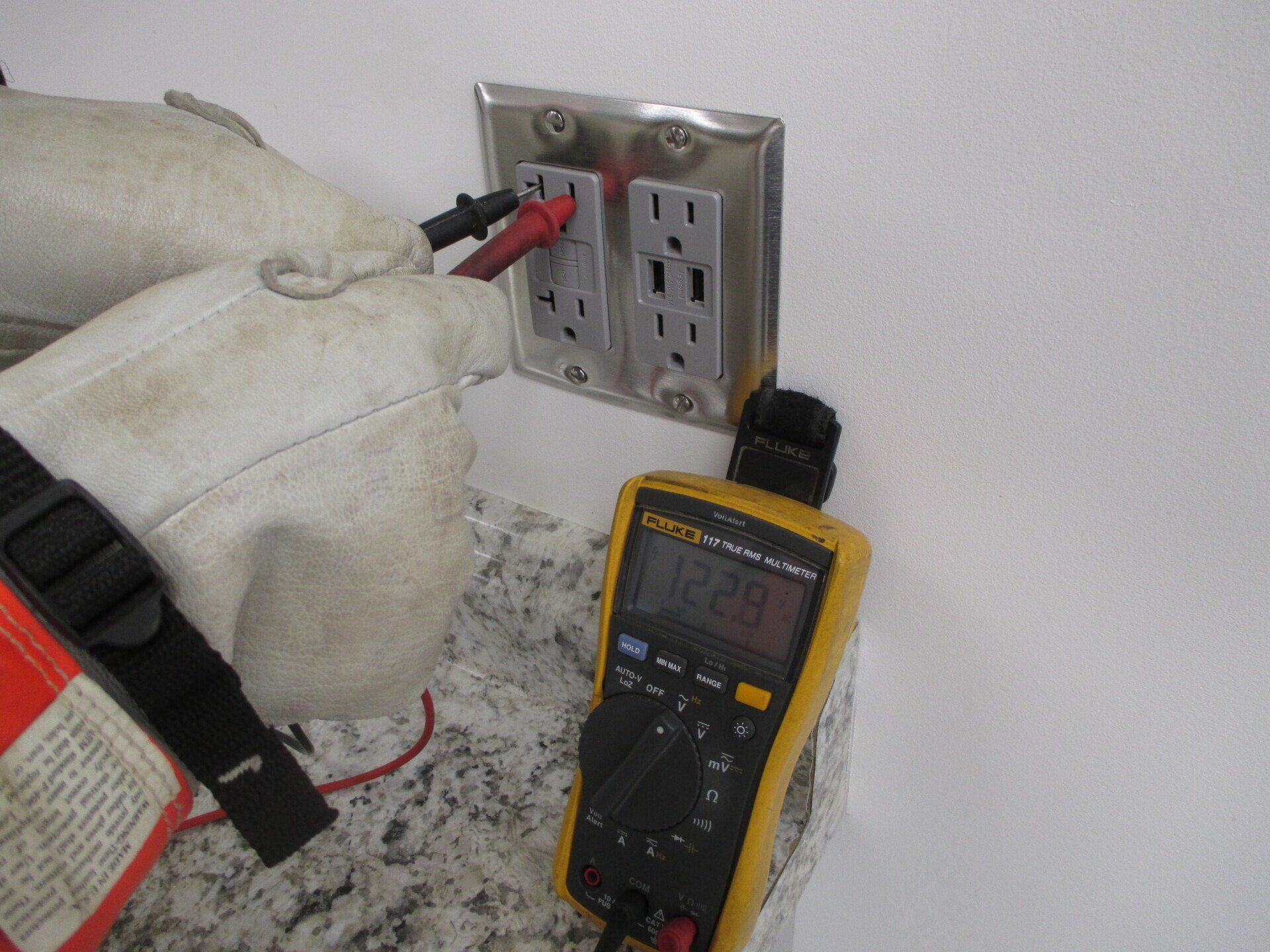 Fluke 117 True-RMS Multimeter Testing Equipment - ABC Electric Company Inc.

