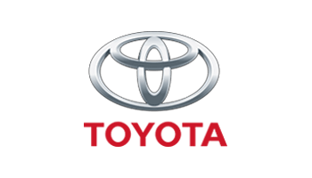 Logotipo de Toyota con emblema plateado sobre logotipo rojo sobre fondo blanco