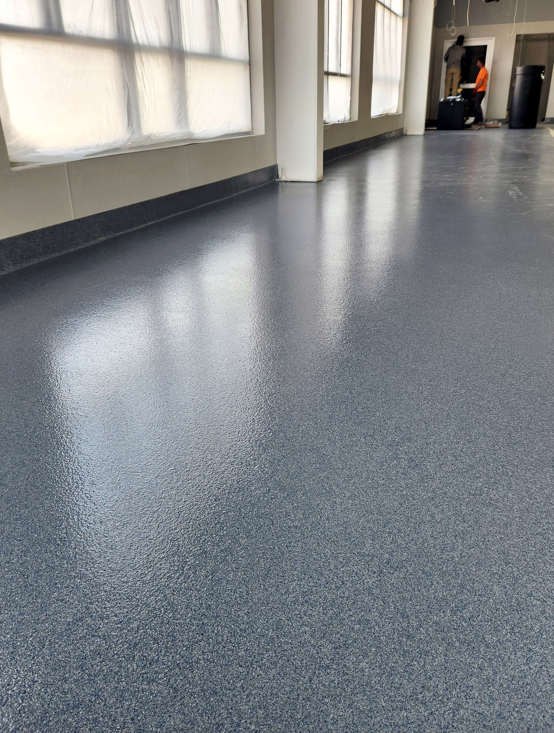 Double-broadcast quartz floor in veterinary clinic