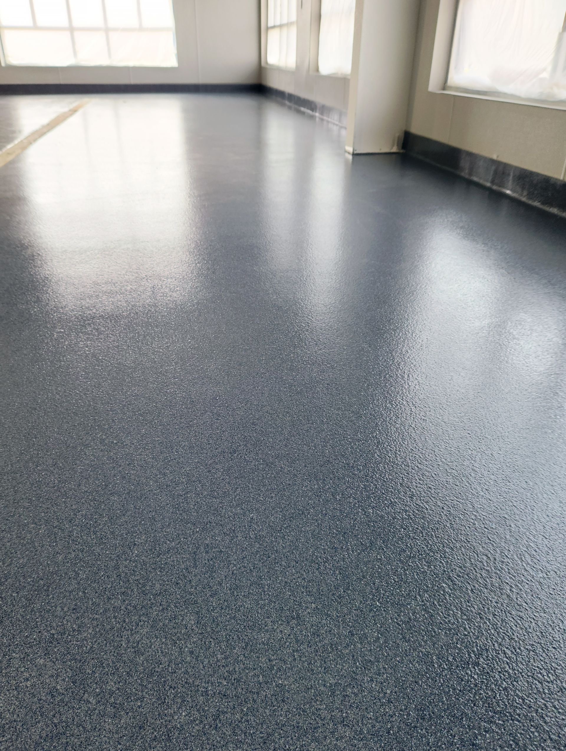 Double-broadcast quartz floor in veterinary clinic