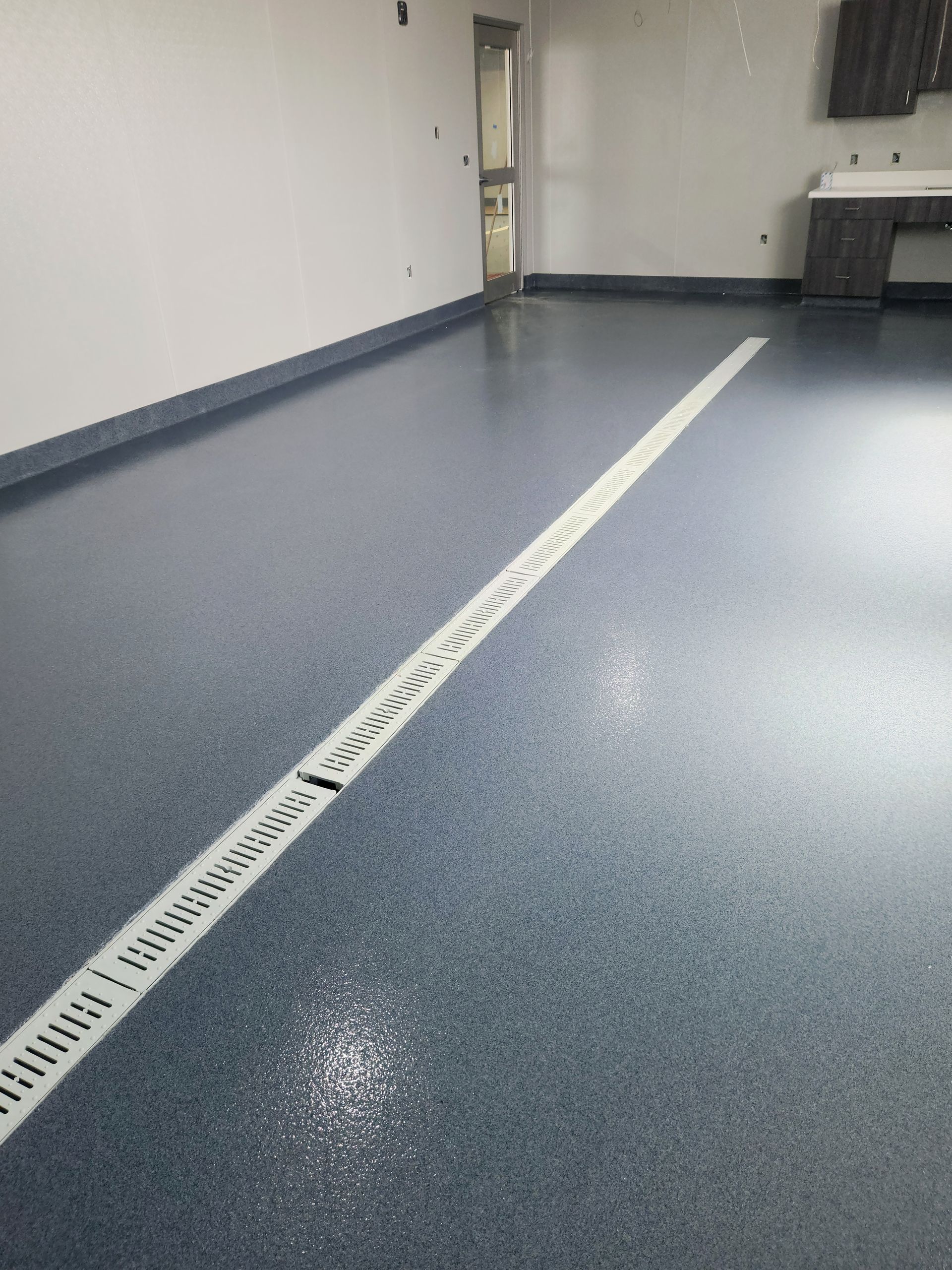 Double-broadcast quartz floor in veterinary clinic