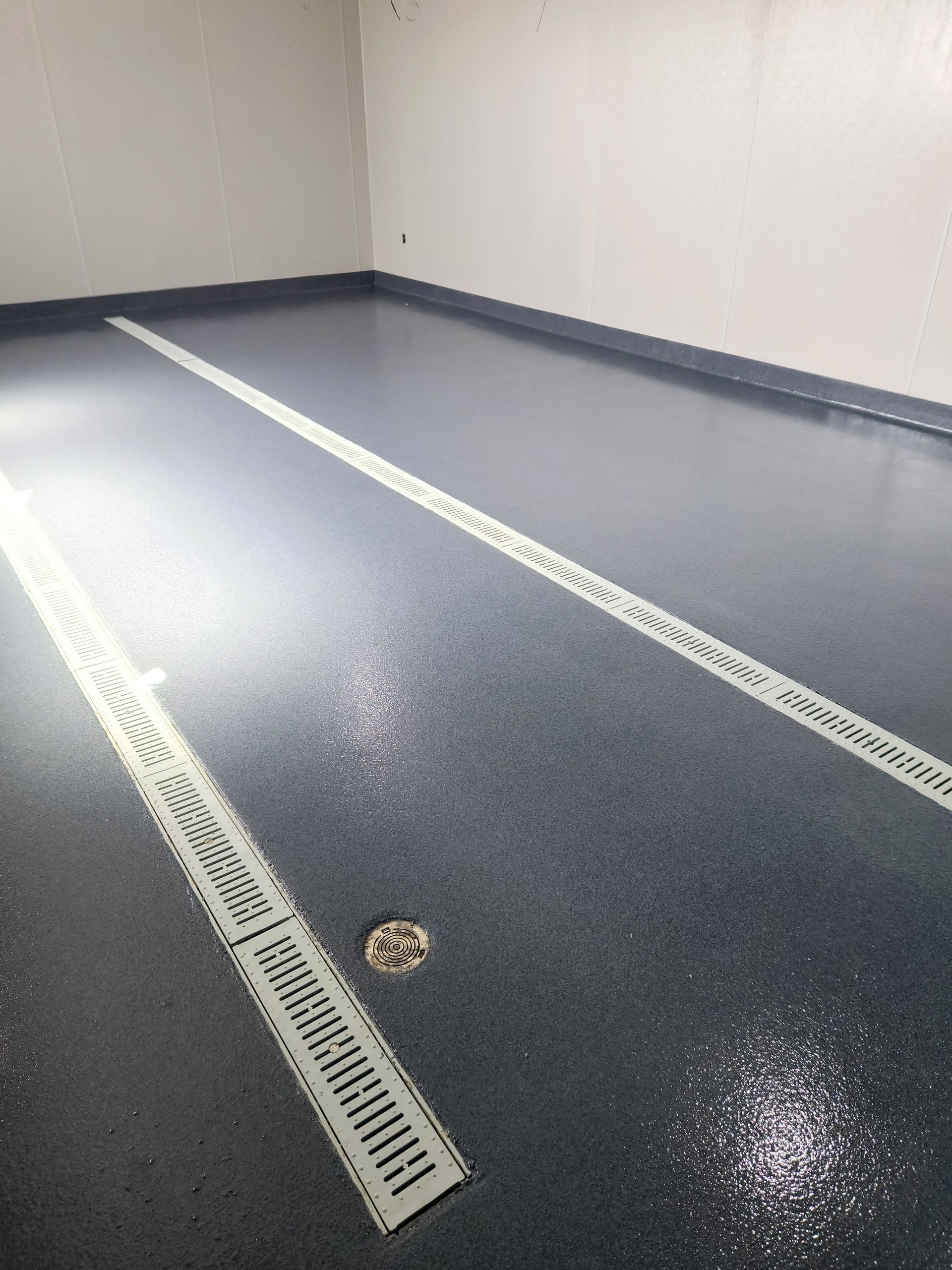 Double-broadcast quartz floor in veterinary clinic