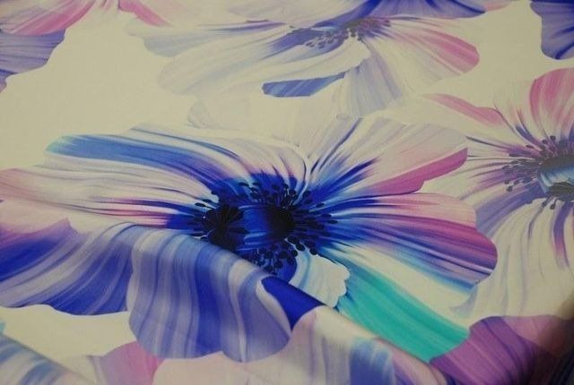 tessuto in seta con fiore blu