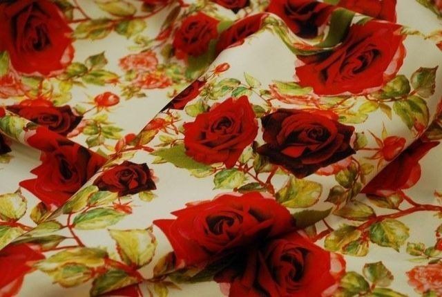 tessuto in seta a tema floreale con fiori rossi