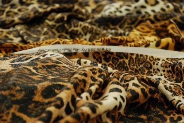 tessuto in seta leopardato
