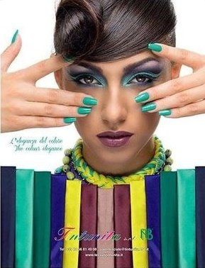 modella con tessuti di tonalità verde