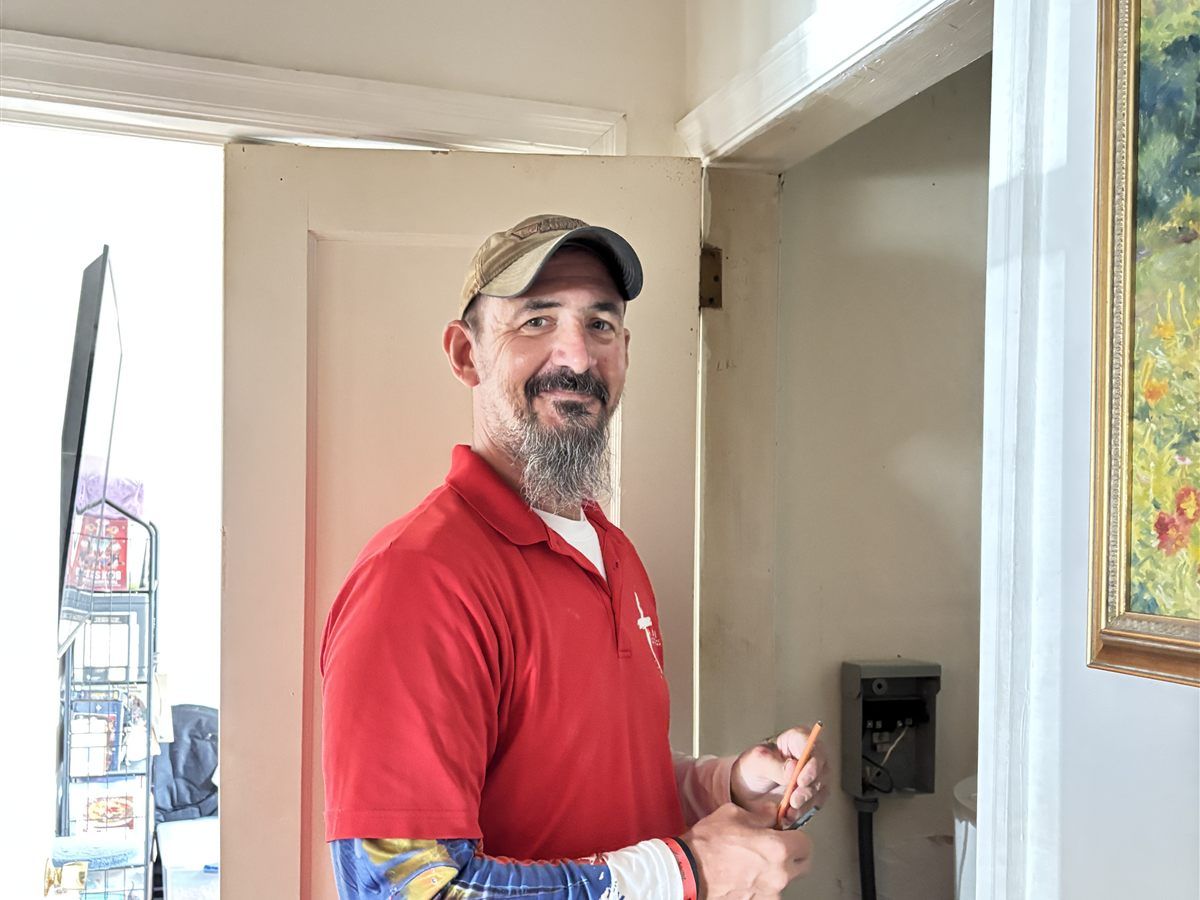 Electricista de Abel Electric haciendo un trabajo eléctrico dentro de una casa