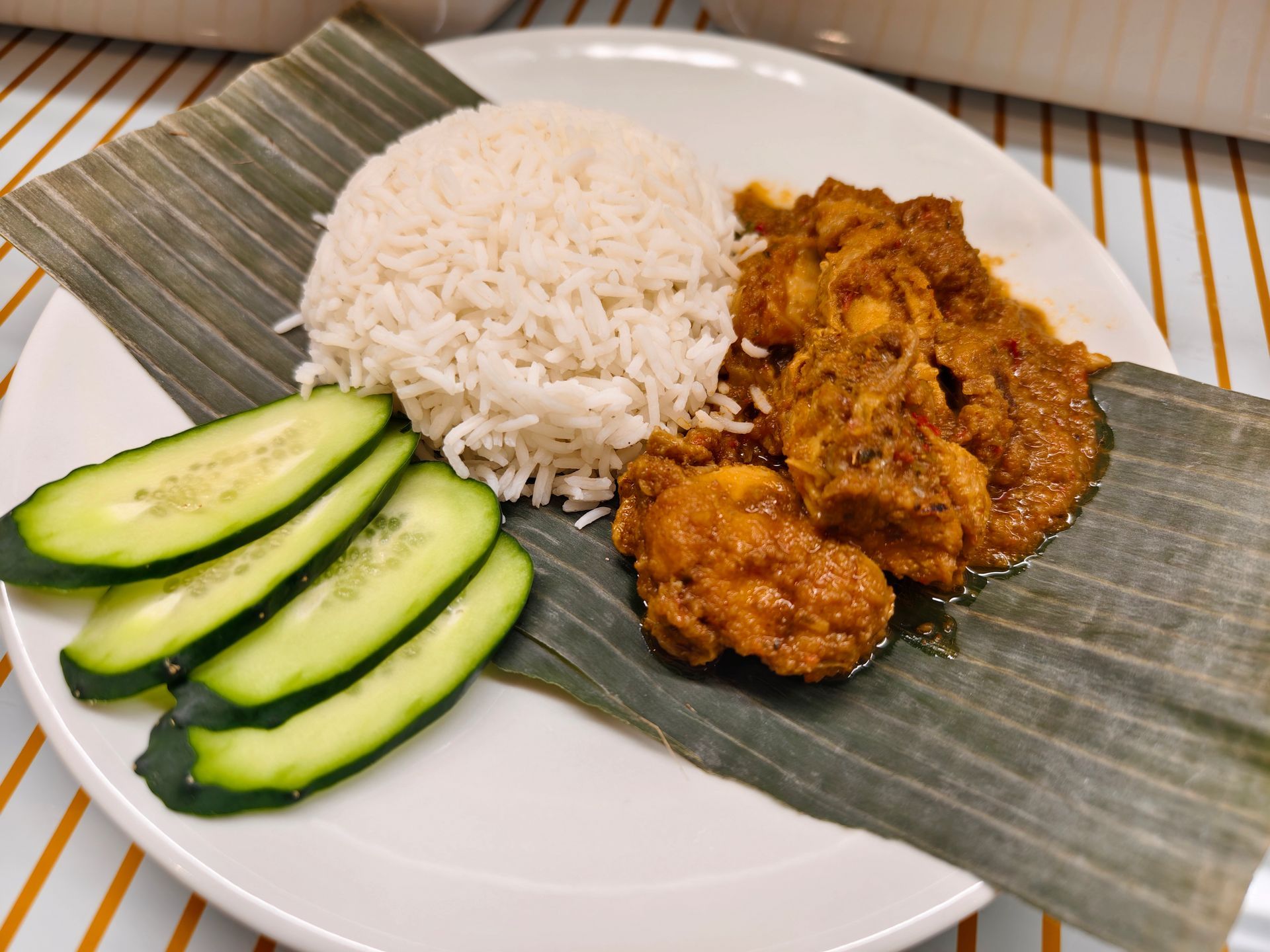 piatto con riso e pollo al curry