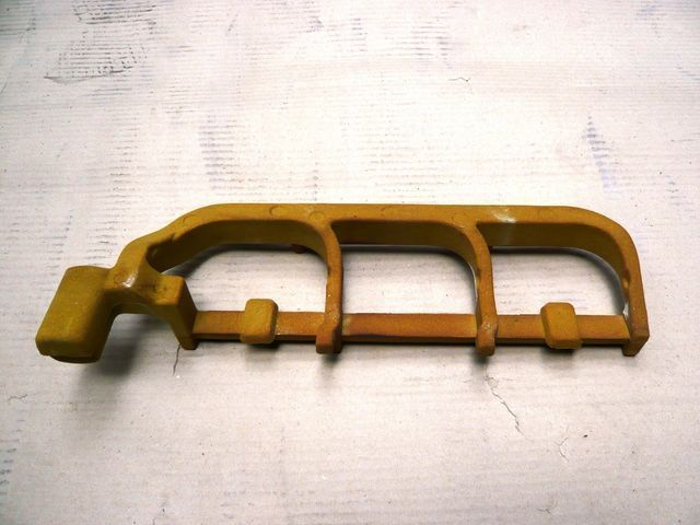 Un componente metallico industriale giallo a forma di L con tre cornici rettangolari aperte, su sfondo bianco.