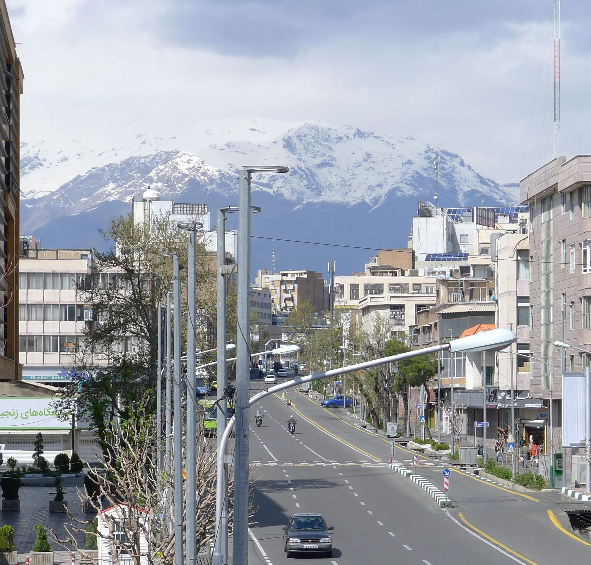  Iran-Foto: Stadtansicht im Iran mit schneebedecktem Gebirge im Hintergrund