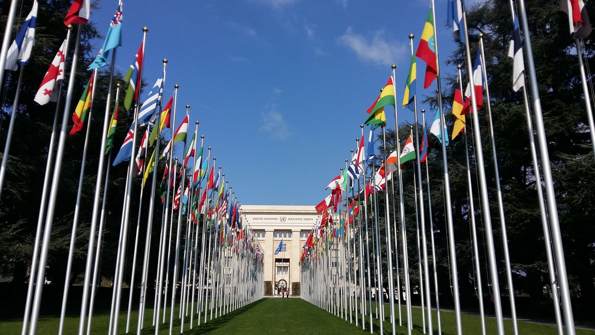 Flaggenallee vor dem Palais des Nations der Vereinten Nationen in Genf