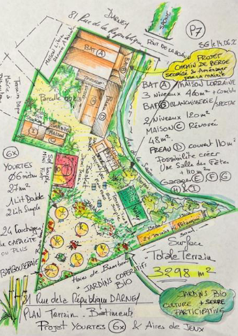 Plan dessiné à la main d'un jardin avec bâtiments et yourtes. Étiquettes et mesures incluses.