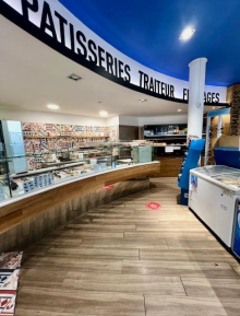 Intérieur d'une boulangerie avec présentation de viennoiseries.