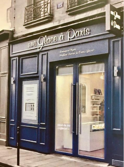 Façade bleue du glacier "Une Glace à Paris" avec portes vitrées et enseigne blanche.