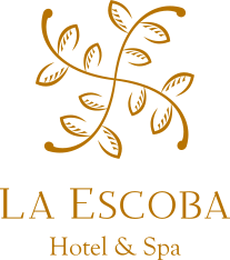 Logotipo de La Escoba Hotel & Spa, con hojas doradas estilizadas y texto sobre fondo blanco